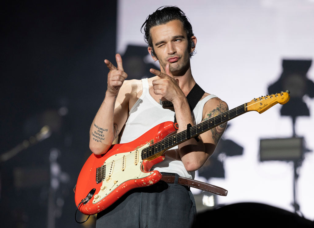 Demandan a The 1975 enfrentaría demanda en Malasia por beso en un festival