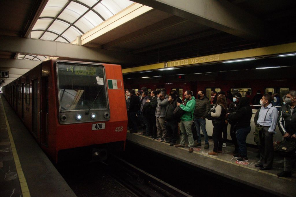 Línea 3 del Metro CDMX suspende servicio por mujer que se arrojó a las vías