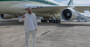 Neymar llegando en avión privado a su nuevo equipo de futbol en Arabia Saudita