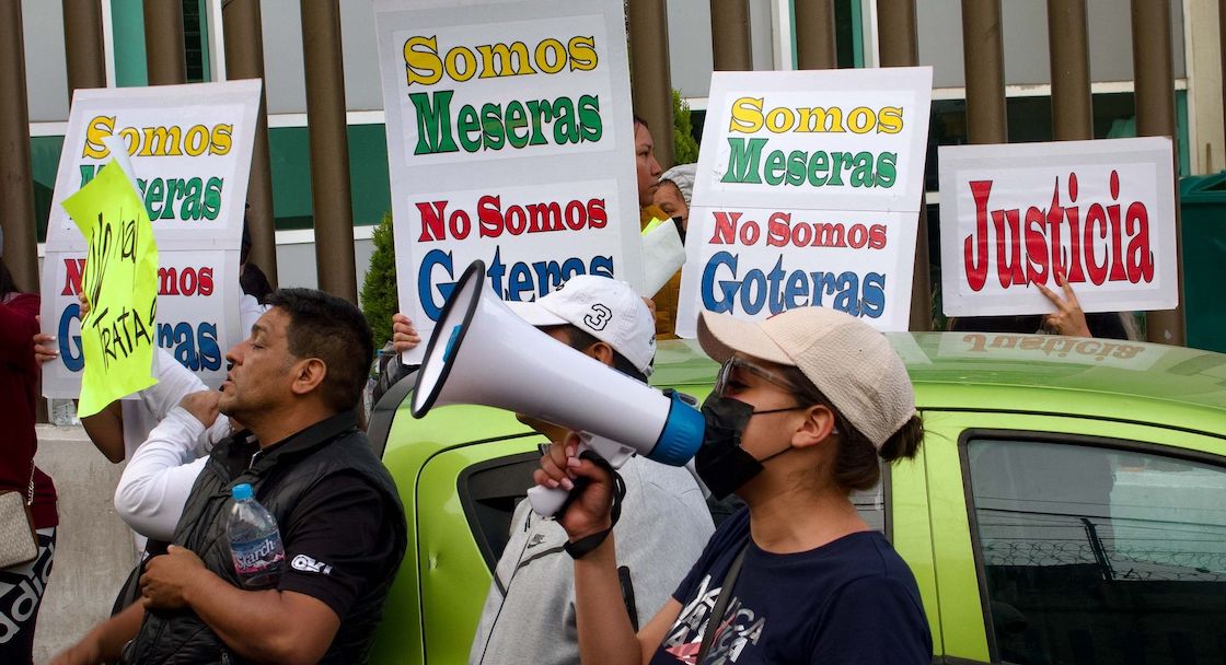 Se realizó la audiencia de los seis detenidos por el caso de la muerte del empresario Niño Arenas, quienes trabajaban en el bar Black Royce, la cita fue en los Juzgados del penal Barrientos. Afuera un grupo de personas entre familiares, amigos y compañeros de trabajo protestan argumentando que la Fiscalía General de Justicia del Estado de México (FGJEM) les está fabricando delitos para inculparlos.