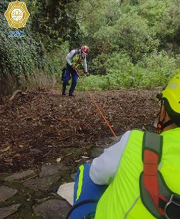 Joven quedó atrapado en barranco de Chapultepec al intentar ayudar a un perrito