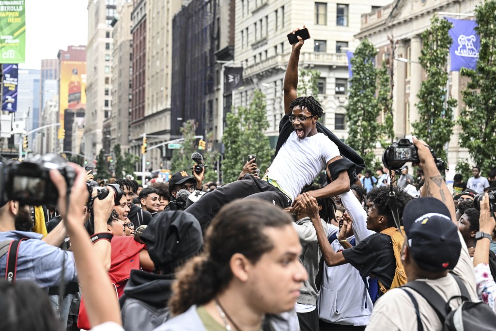 Streamer Kai Cenat terminó arrestado y multado tras prometer consolas gratis y desatar caos en Union Square