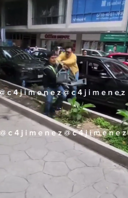 Sujeto golpeó a empleado de parquímetros de CDMX para evitar inmovilizador en su auto