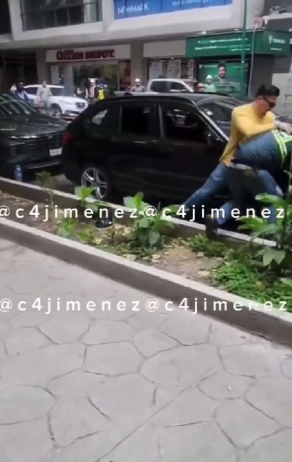 Sujeto golpeó a empleado de parquímetros de CDMX para evitar inmovilizador en su auto