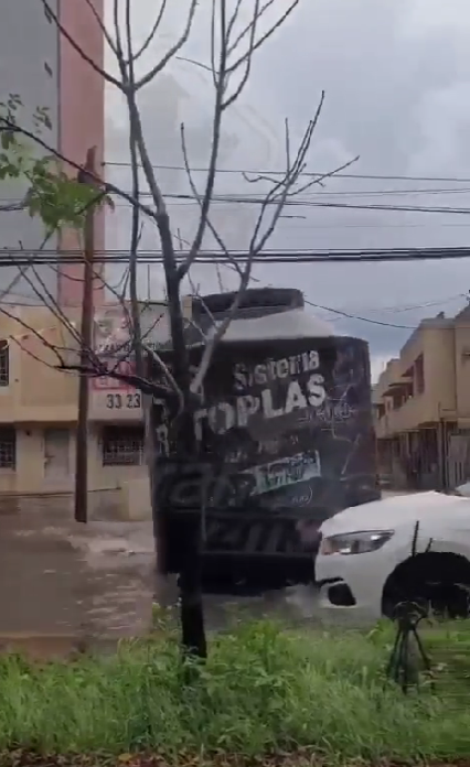 Captan enorme tinaco "circulando" en la calle tras fuertes lluvias en Guadalajara