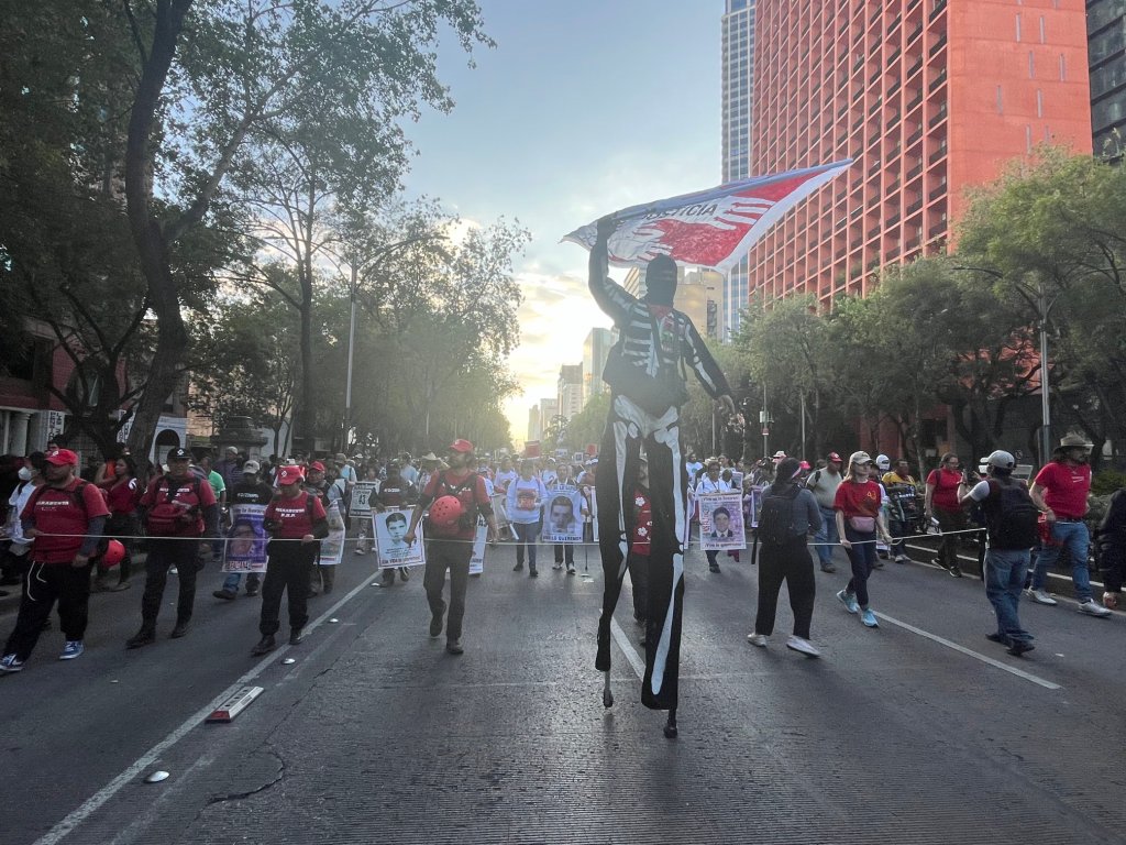 9 años: Así se vive la marcha por los 43 desaparecidos de Ayotzinapa