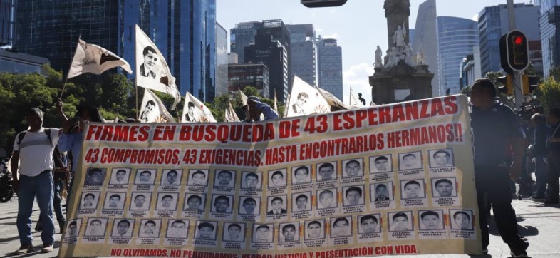 Familias de los 43 de Ayotzinapa exigen documentos sin revelar.