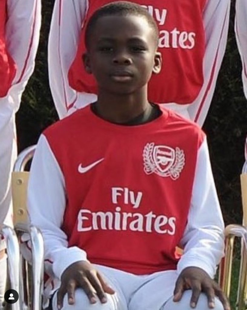 Un joven Bukayo Saka en las inferiores del Arsenal