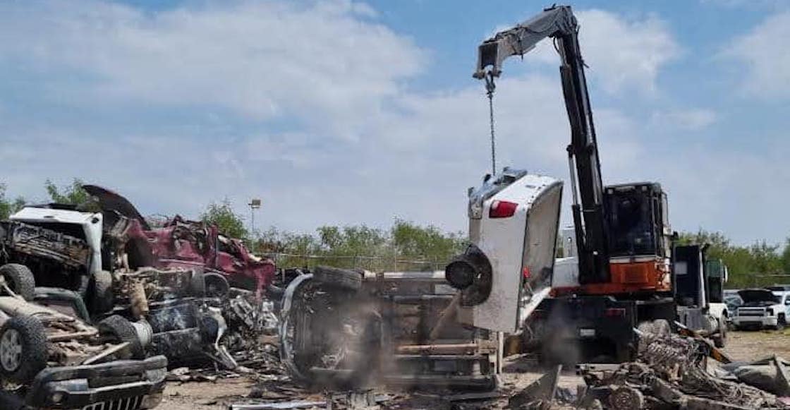 Destruyeron camionetas del narco.