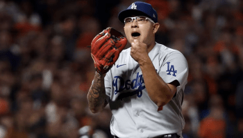 Julio Urías fue arrestado en Los Ángeles acusado de violencia doméstica