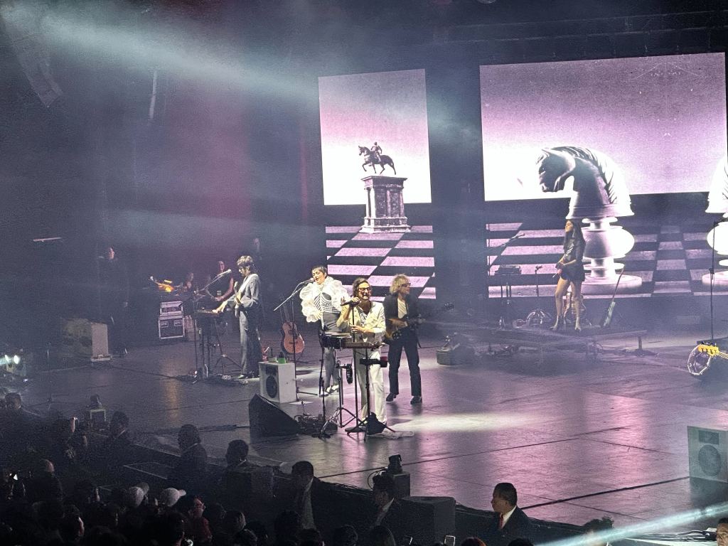 León Larregui demostró que está en el mejor punto de su carrera solista en el Auditorio Nacional