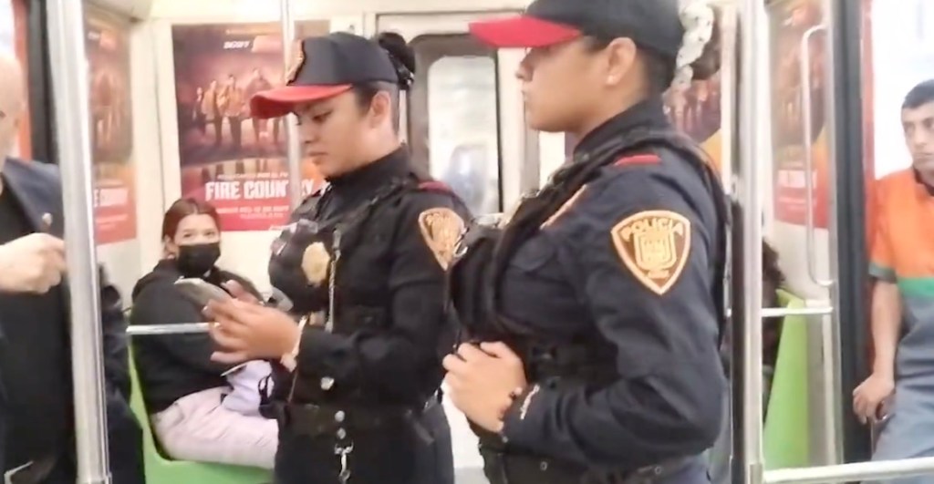 Policías esposan a chavas en la Línea 3 del Metro... ¿por quedarse dormidas?