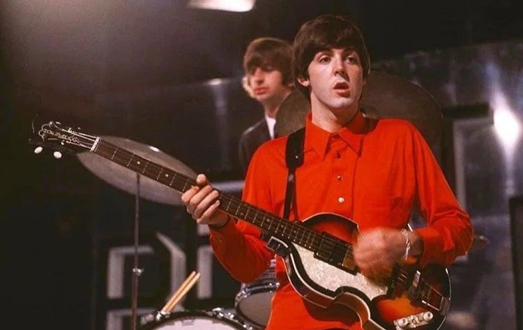 Los fans de Paul McCartney andan buscando el primer bajo que usó con The Beatles