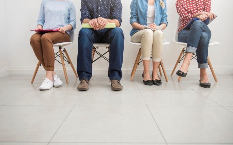 personas haciendo fila en el banco