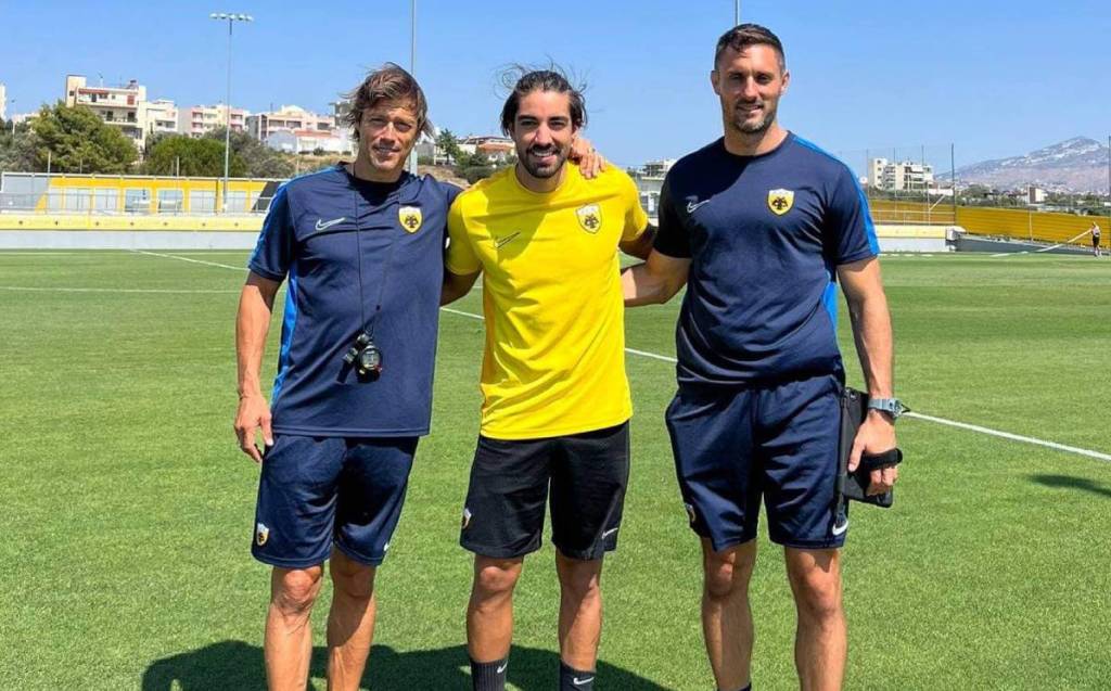 Rodolfo Pizarro llegó al AEK Atenas con Matías Almeyda