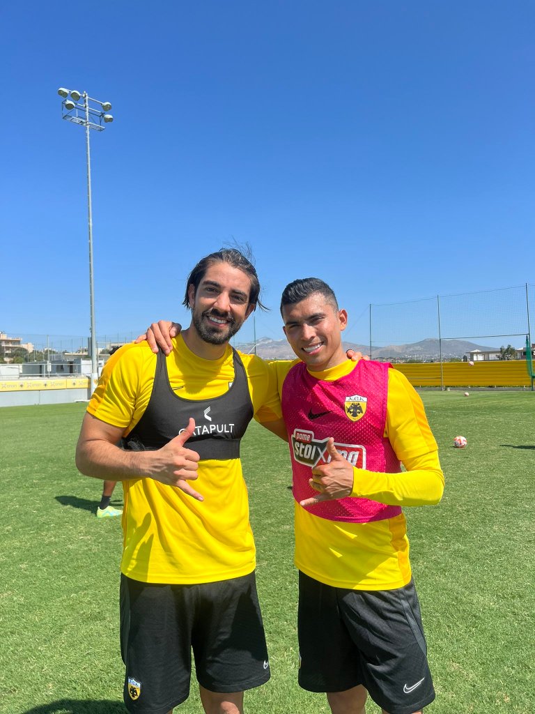 Rodolfo Pizarro y Orbelin Pineda en el AEK Atenas