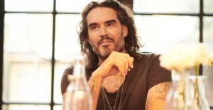 Russell Brand pide donaciones de sus fans luego de ser acusado de violación