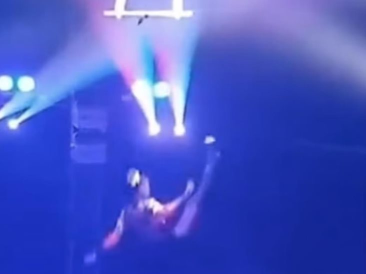 Trapecista cae de varios metros durante show en un circo de Rusia