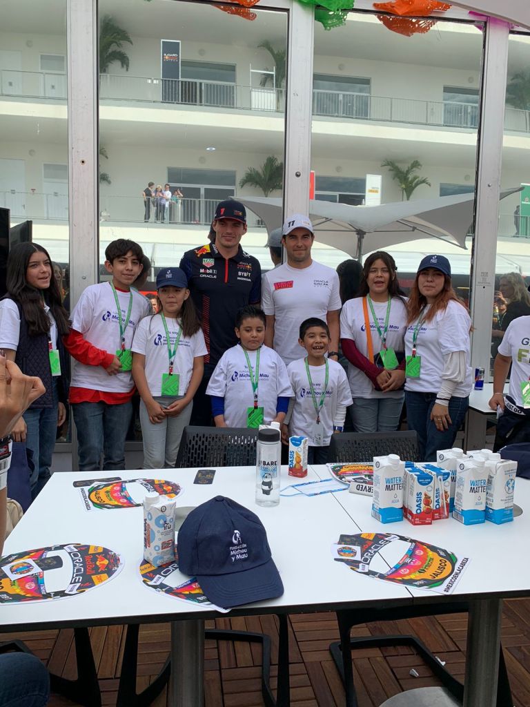 Checo convivió con niños de la fundación Michou y Mau