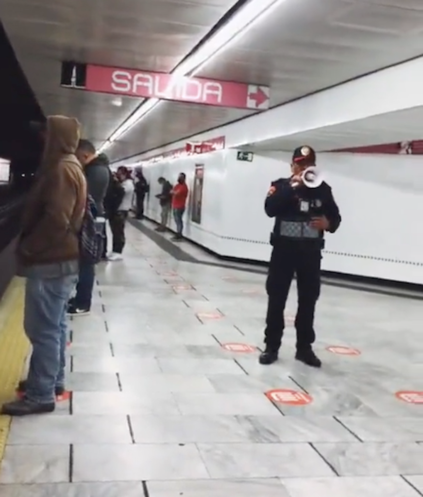 Policía anima a usuarios del Metro CDMX.