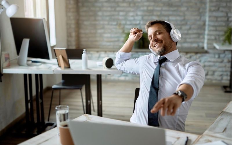 hombre disfrutando su dia de trabajo