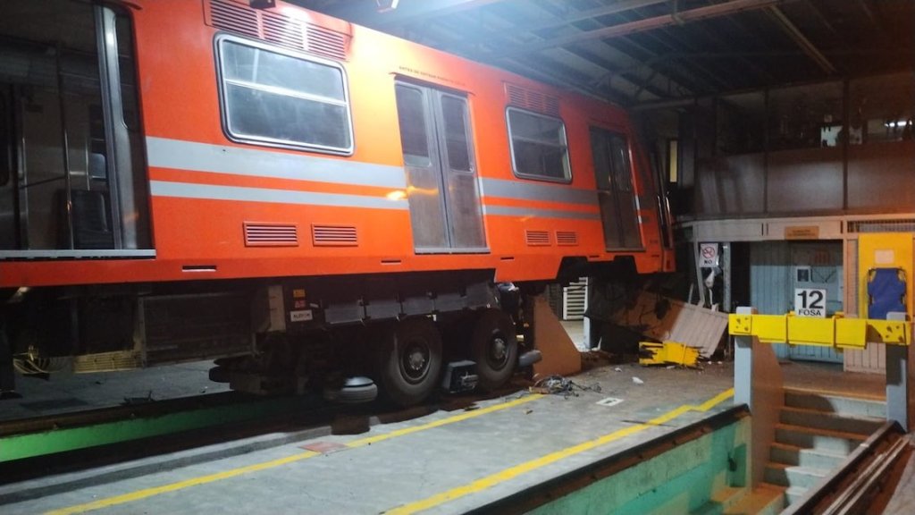 Tren del Metro CDMX chocó en El Rosario.