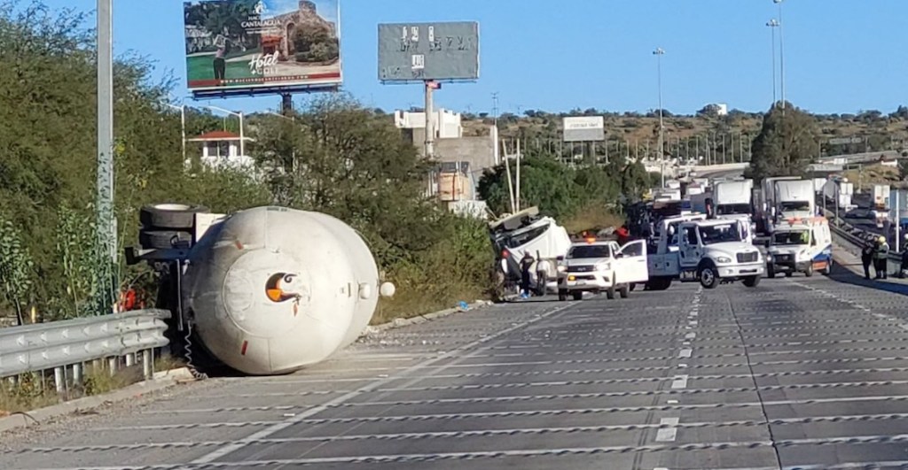 15 horas y 53 km de fila: México-Querétaro en caos por volcadura de pipa