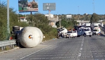 15 horas y 53 km de fila: México-Querétaro en caos por volcadura de pipa