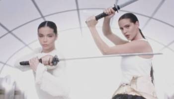 Björk y Rosalía pelean amistosamente en el video de "Oral"