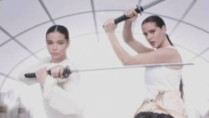 Björk y Rosalía pelean amistosamente en el video de "Oral"