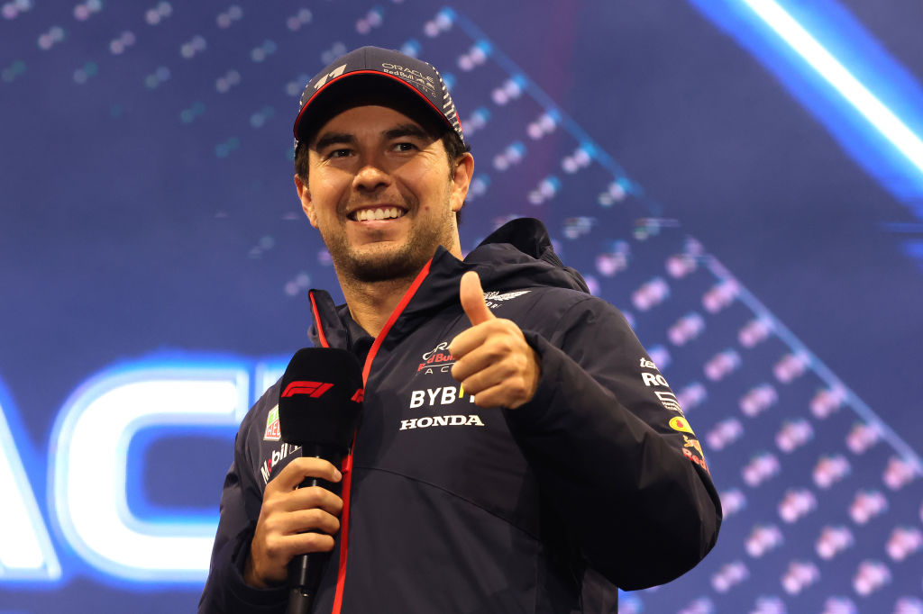 Checo Pérez sube al podio del GP de Las Vegas y es subcampeón de pilotos