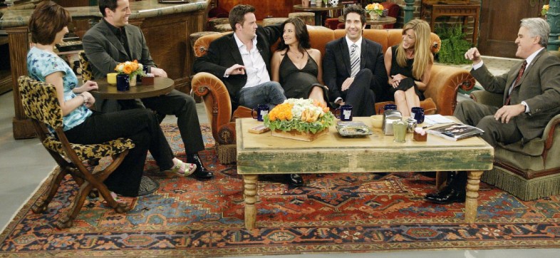 Sniff: Cast de 'Friends' es visto en el funeral de Matthew Perry