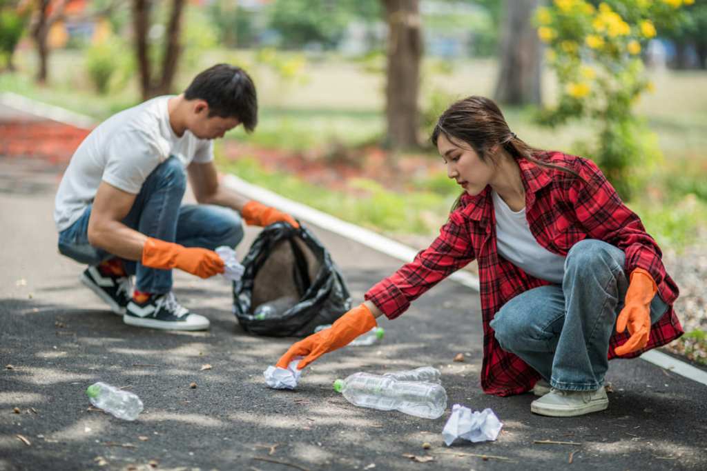 personas recogiendo basura en parque