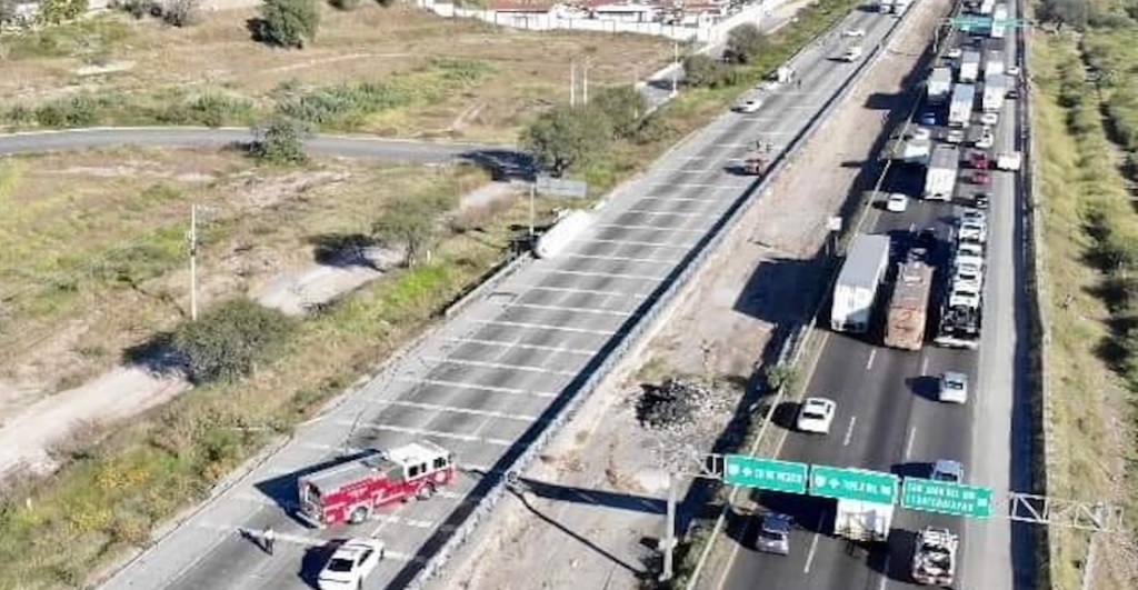 15 horas y 53 km de fila: México-Querétaro en caos por volcadura de pipa