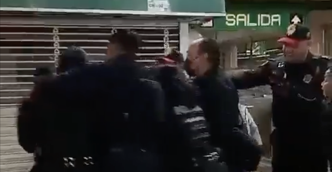 Pelea entre policías y comerciantes en Chabacano.