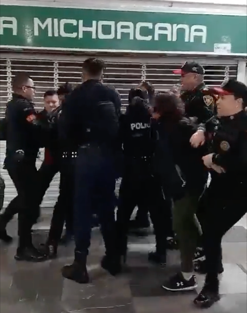 Pelea entre policías y comerciantes en Chabacano.