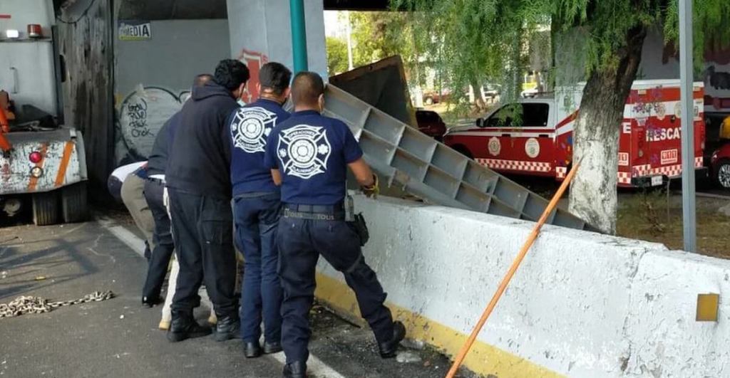 ¿Te tocó tráfico infernal en Periférico Norte? Fue por la caída de un anuncio