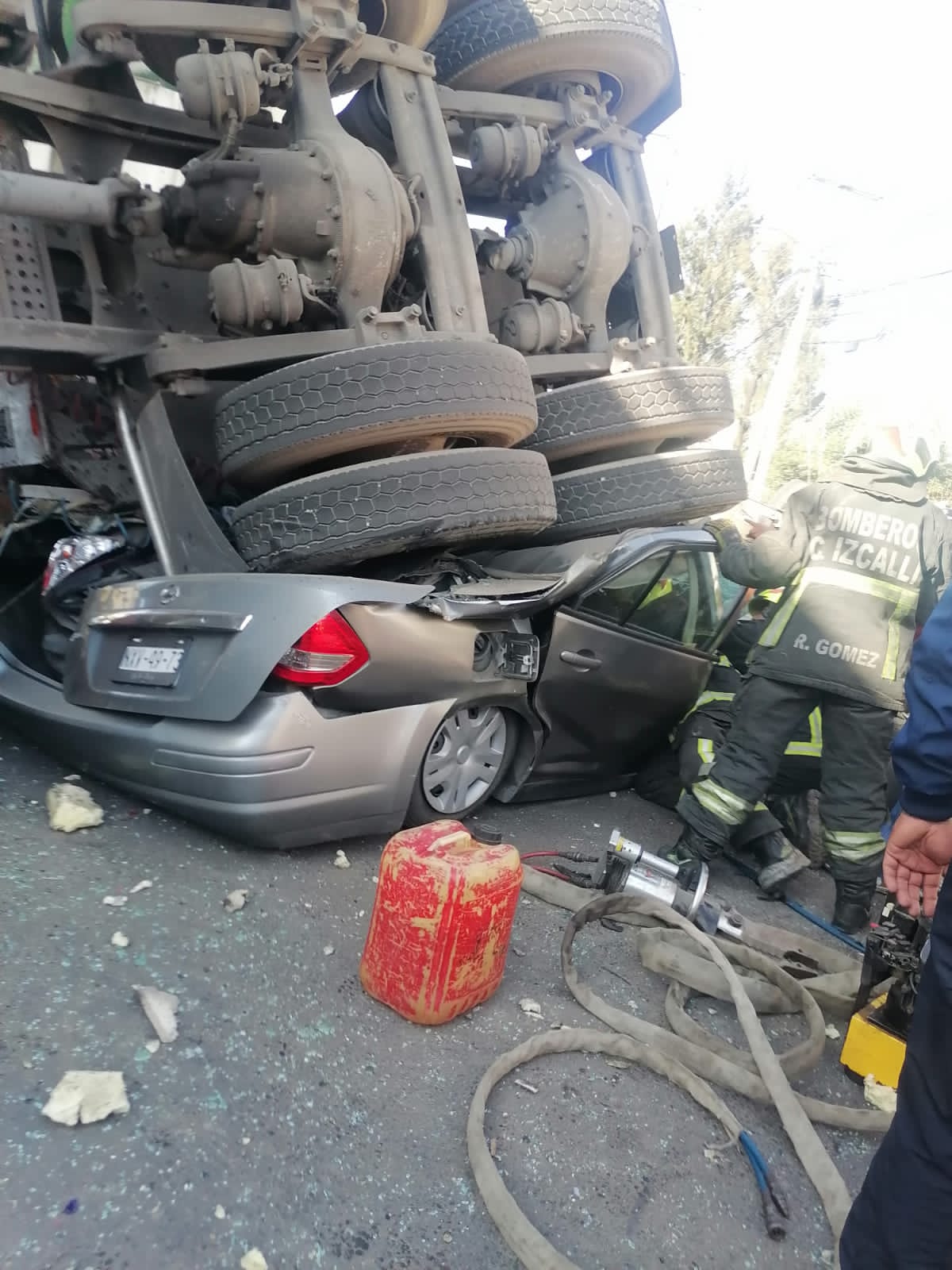 Terrible: Un Tráiler Cayó De Puente Vehicular Y Aplastó Dos Autos Y Una ...