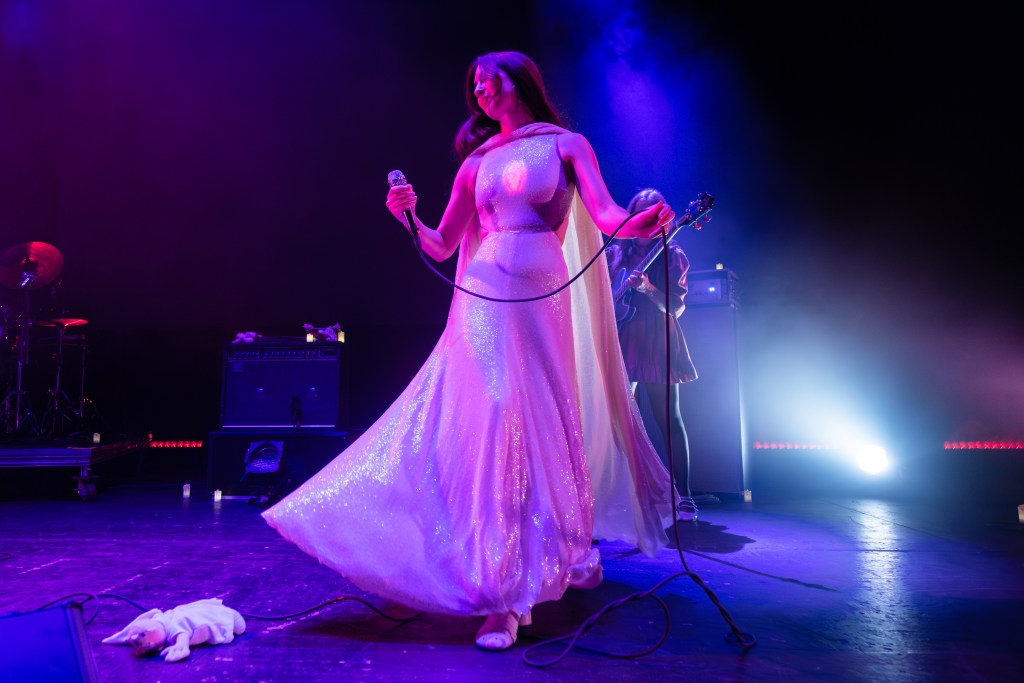 Weyes Blood sedujo al Auditorio BB con un concierto íntimo y etéreo