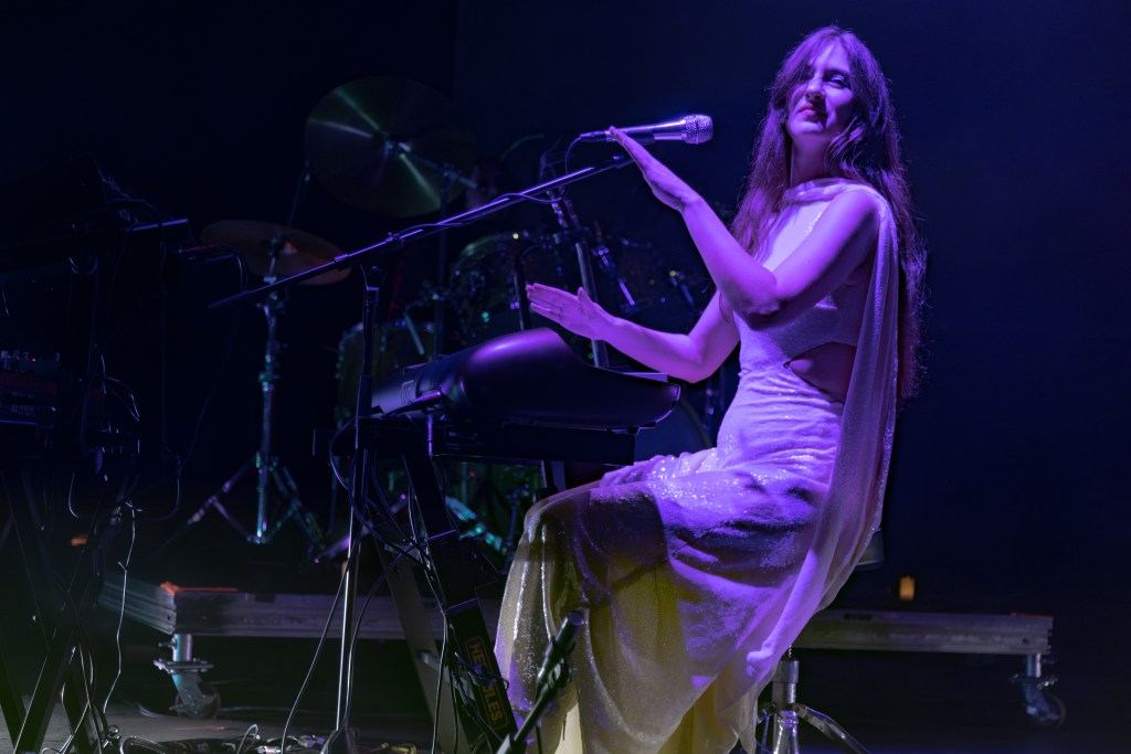 Weyes Blood sedujo al Auditorio BB con un concierto íntimo y etéreo