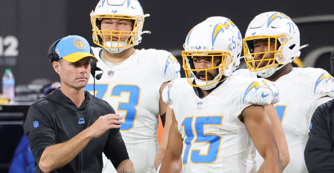 Chargers corre al coach Brandon Staley tras perder 63-21 con Raiders