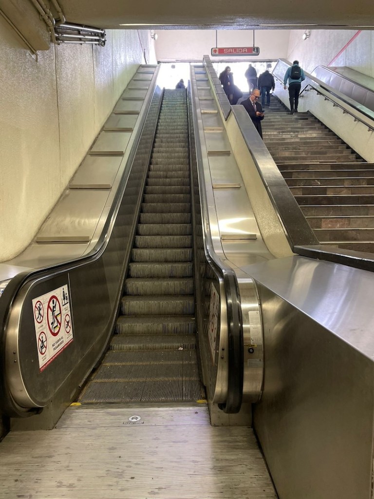 Zapatos mal puestos y otros 'misterios' de las escaleras eléctricas que no sirven del Metro CDMX