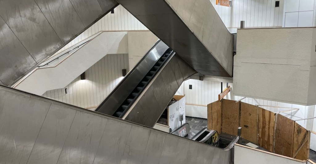 Zapatos mal puestos y otros 'misterios' de las escaleras eléctricas que no sirven del Metro CDMX