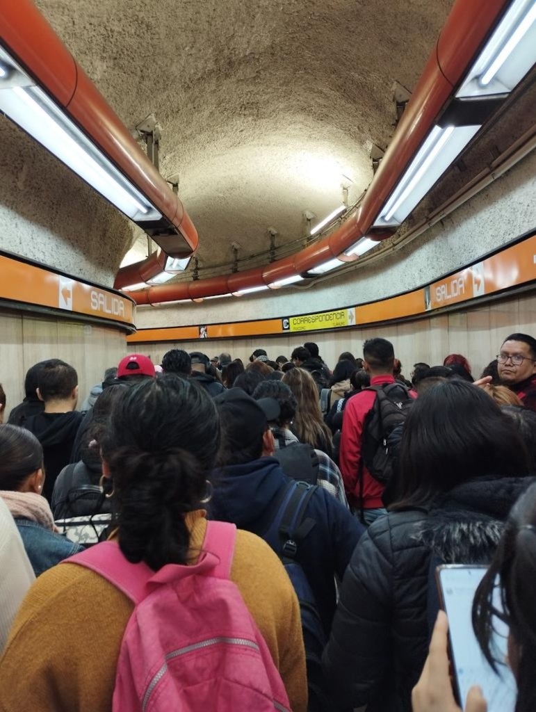 7 minutos de espera, mucha gente y un tren retirado en la Línea 7 del Metro