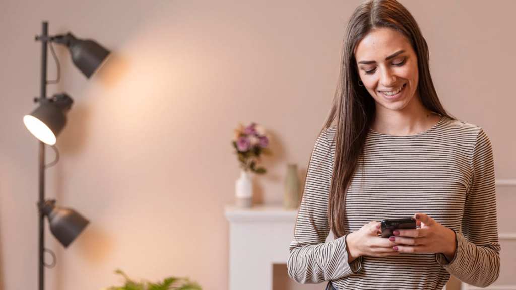 mujer usando smartphone compras