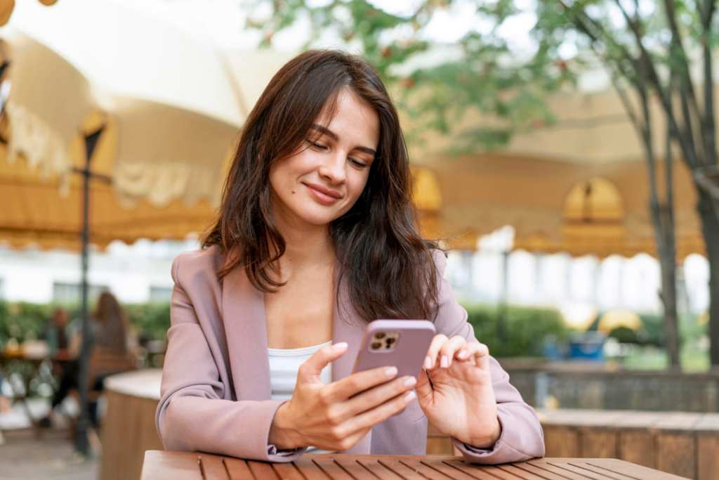 mujer usando smartphone