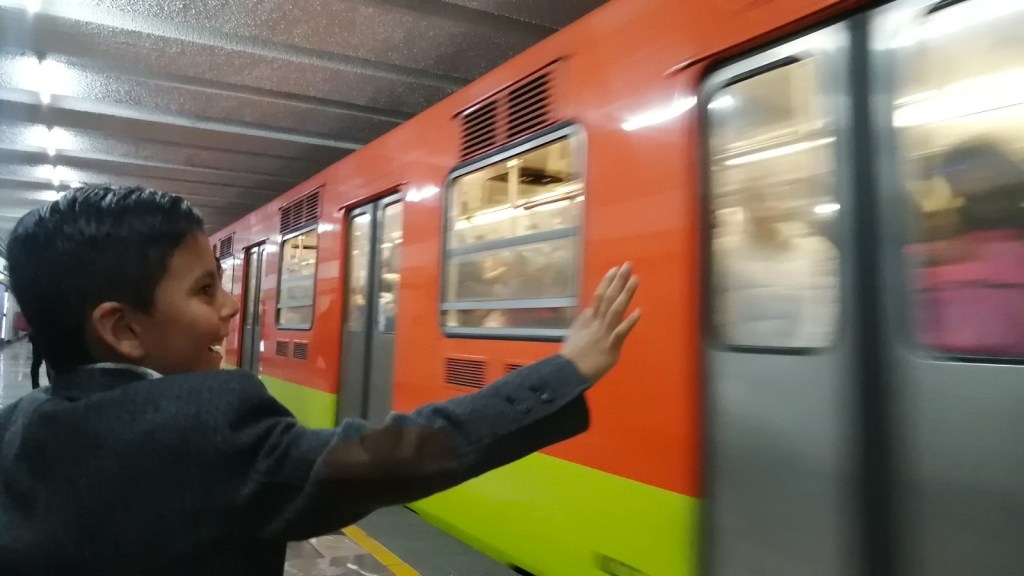 Niño celebró su cumpleaños con fiesta temática del Metro CDMX