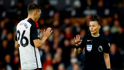 ¿Cómo fue el debut de Rebecca Welch como árbitra en la Premier League?