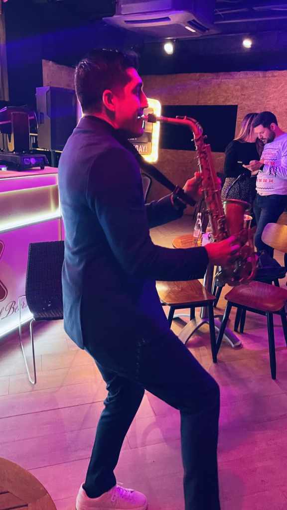 saxofonista merry birthday