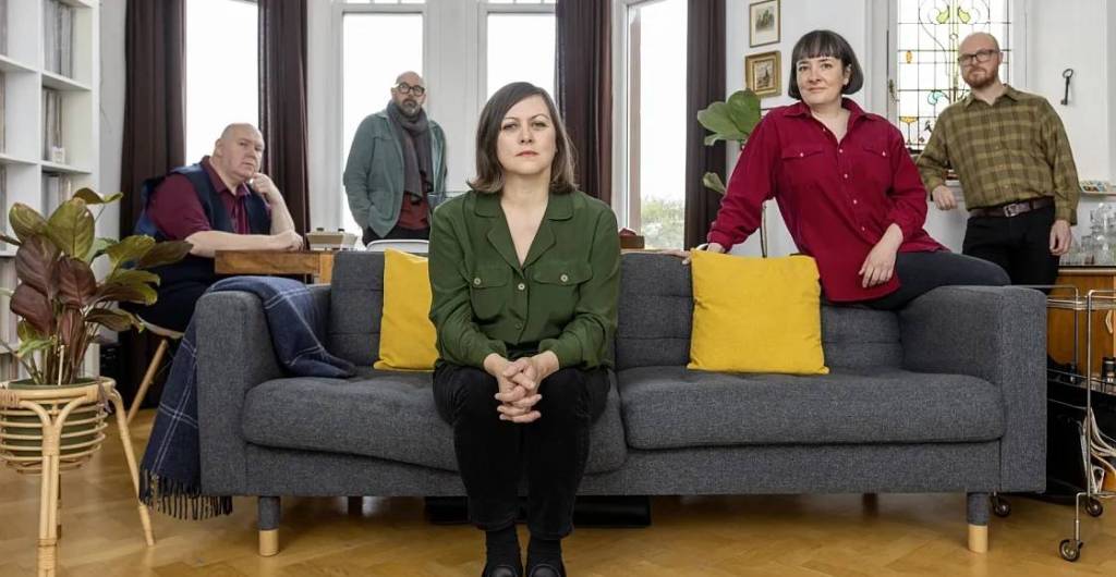 Camera Obscura anuncia los detalles de 'Look to the East, Look to the West', su primer disco en 10 años